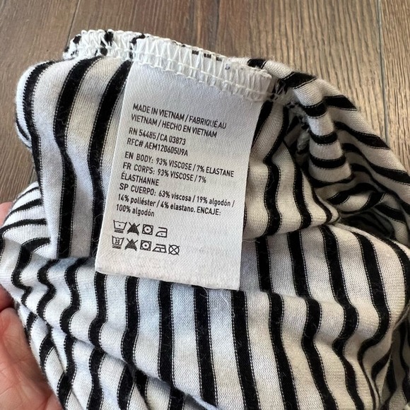 American Eagle blk&wht striped shorts SZ SM - Picture 4 of 4